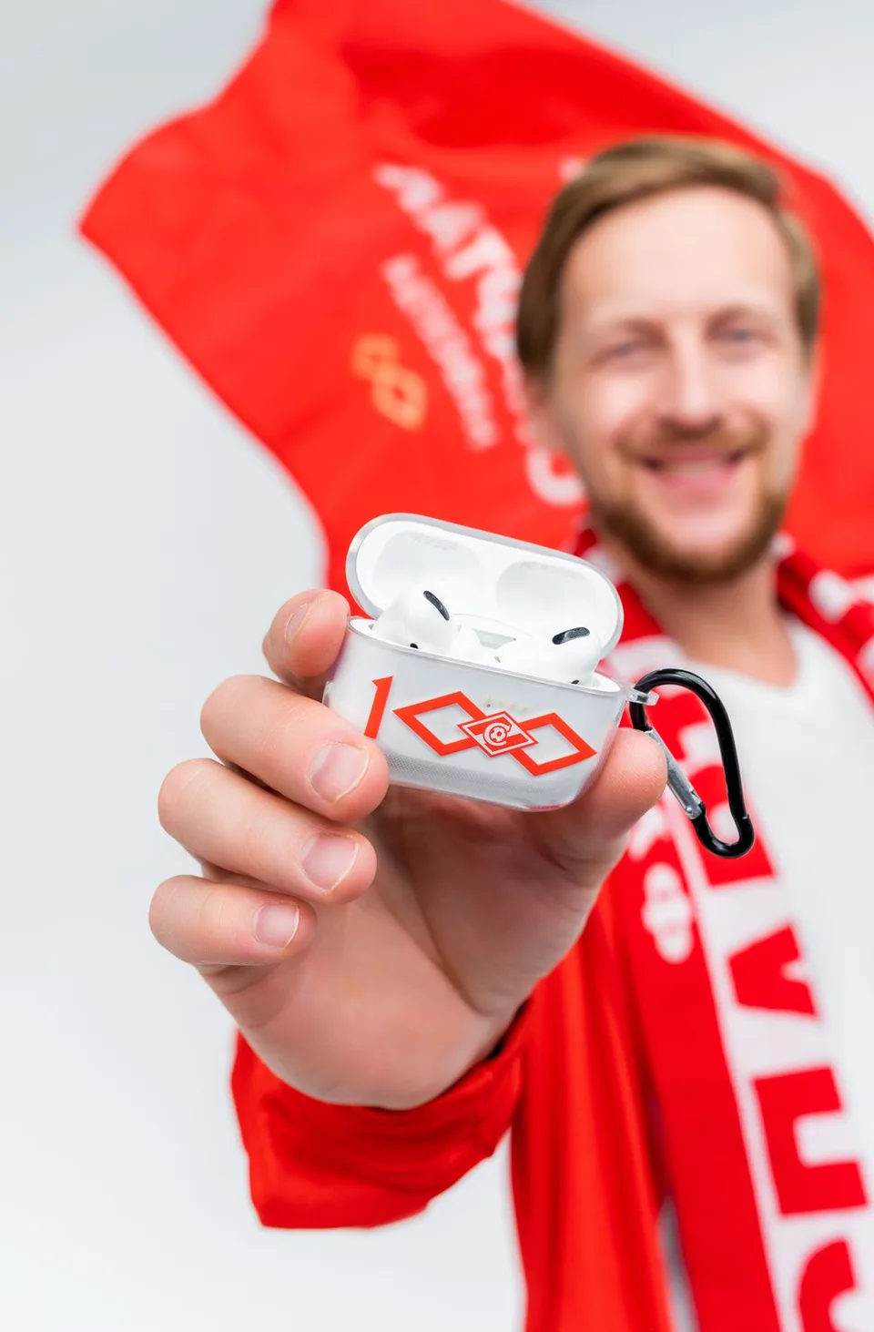 Болельщик с AirPods-кейсом «Спартак»